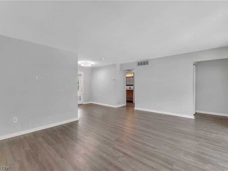 6674 Newbury Lane, Cleveland, OH 44130 Photo 5
