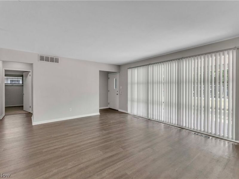 6674 Newbury Lane, Cleveland, OH 44130 Photo 6