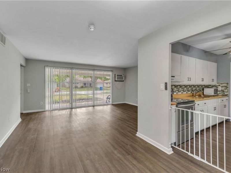 6674 Newbury Lane, Cleveland, OH 44130 Photo 8