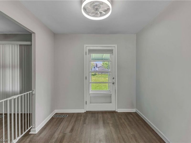 6674 Newbury Lane, Cleveland, OH 44130 Photo 9