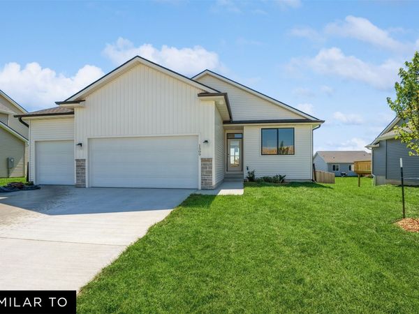 1912 E Clinton Place , Indianola, IA 50125