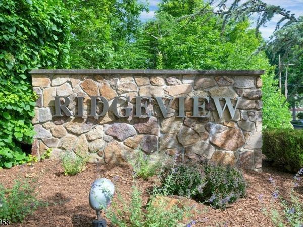 17 Ridgeview Ln, Mount Arlington, NJ 07856