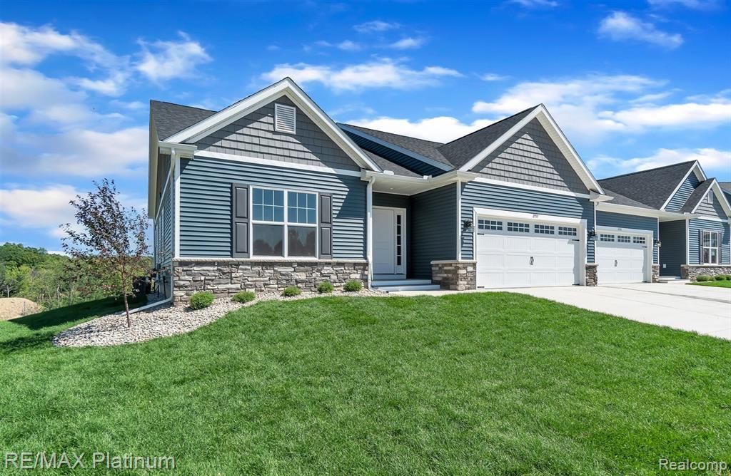 859 Oakwood Circle, Fenton, MI 48430 Main Photo