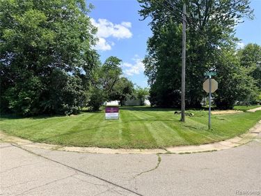 29223 Adams Drive, Gibraltar, MI 48173