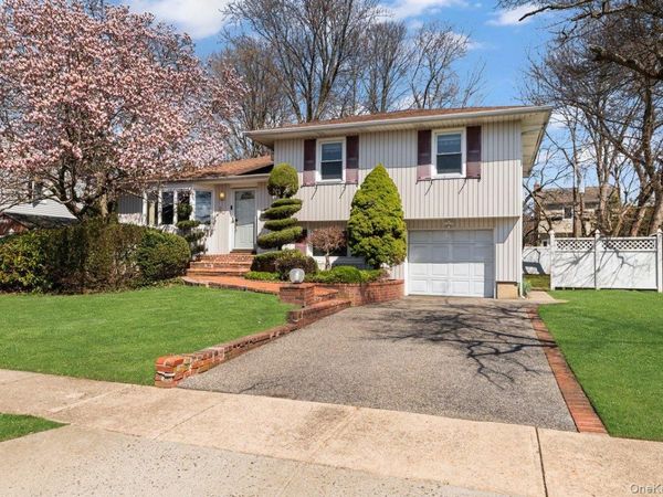 20 Pickwick Drive W, Syosset, NY 11791