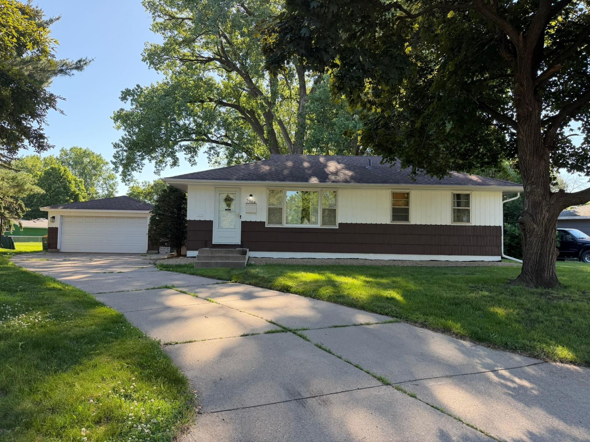 5008 66th Avenue N, Brooklyn Center, MN 55429 Main Photo