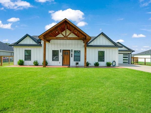 725 Daniel Street, Blossom, TX 75416