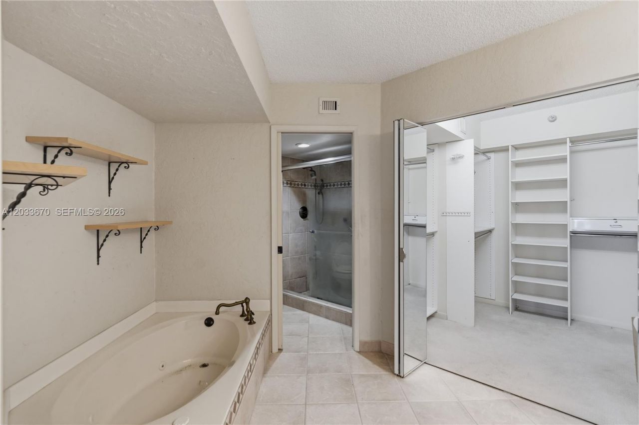 19195 NE 36th Ct , Unit 2410, Aventura, FL 33180 Photo