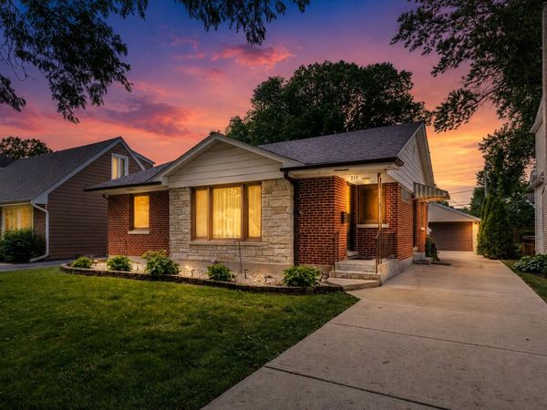 212 S Hi Lusi Avenue , Mount Prospect, IL 60056