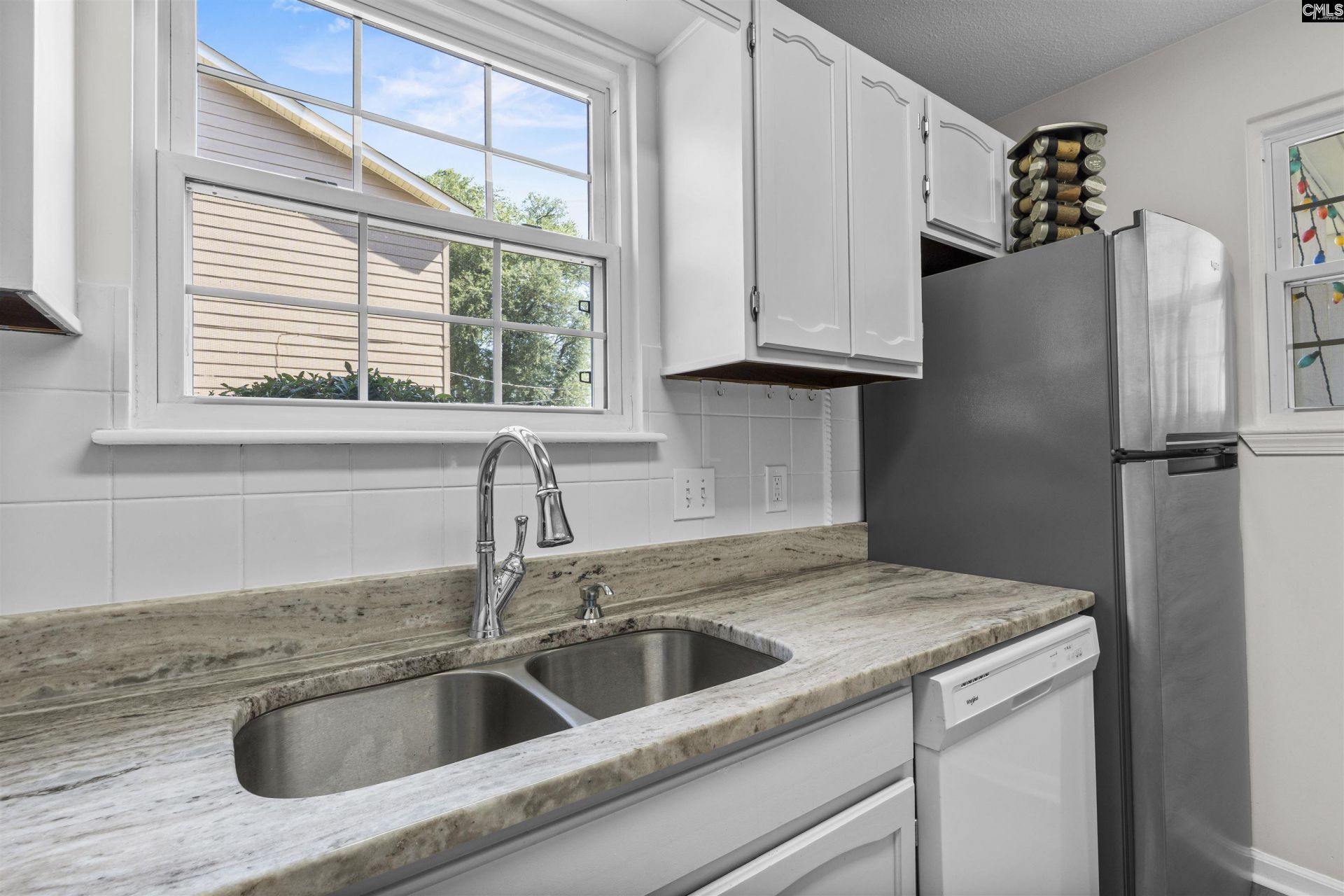 1910 Greenoaks Drive Photo 9
