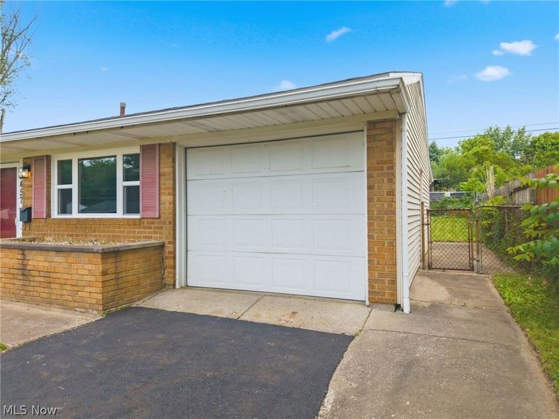 2457 Cathy Drive NE, Canton, OH 44705 Photo 3