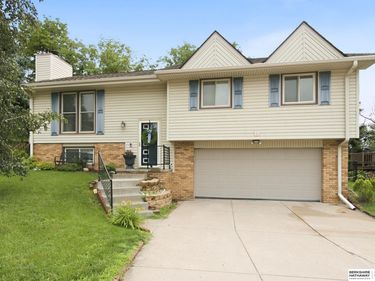 2410 Yorktown Place, Bellevue, NE 68123