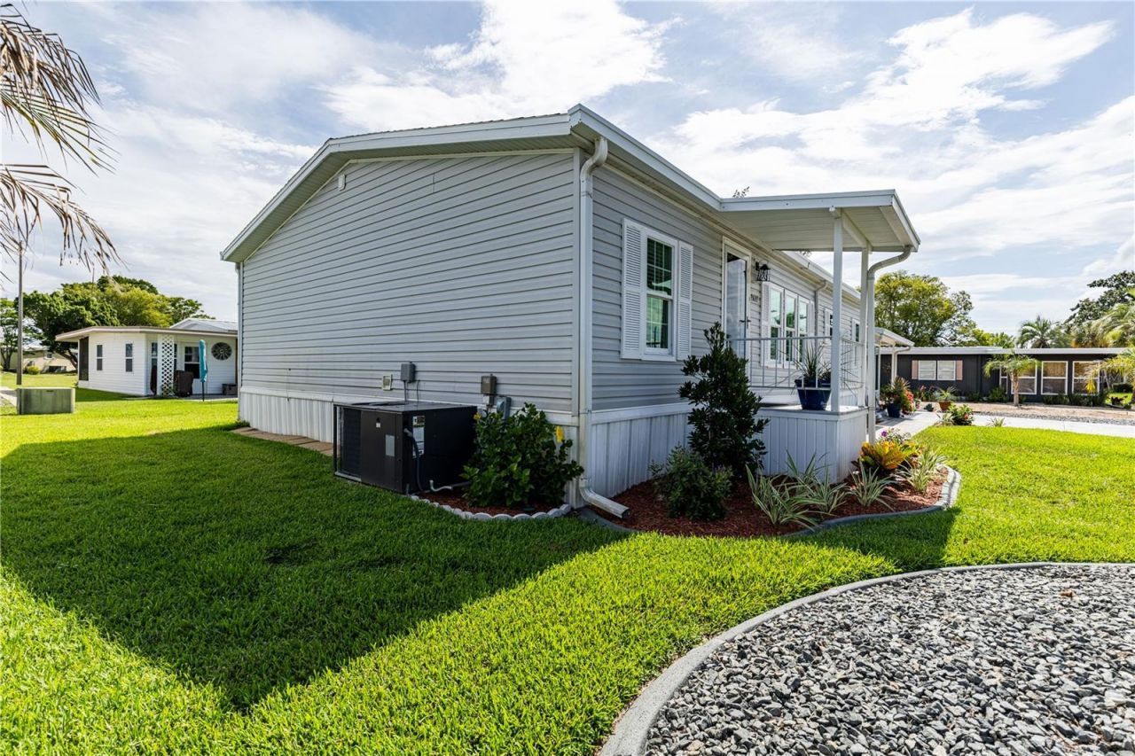 2611 Vindale Road, Tavares, FL 32778 Photo