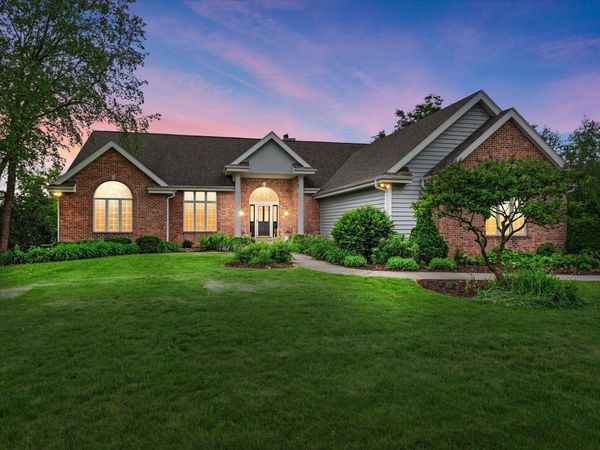 219 Muirfield Ct, North Prairie, WI 53153