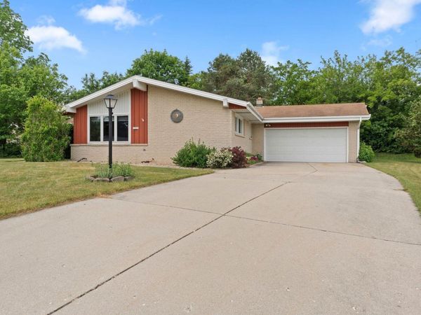 13955 W Forest Knoll Ct, New Berlin, WI 53151