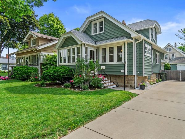 2472 N 71st St, Wauwatosa, WI 53213