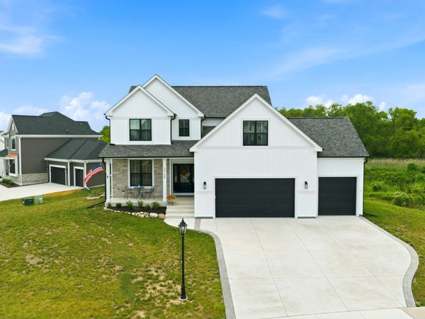 3725 Olde Howell Rd, Waukesha, WI 53186