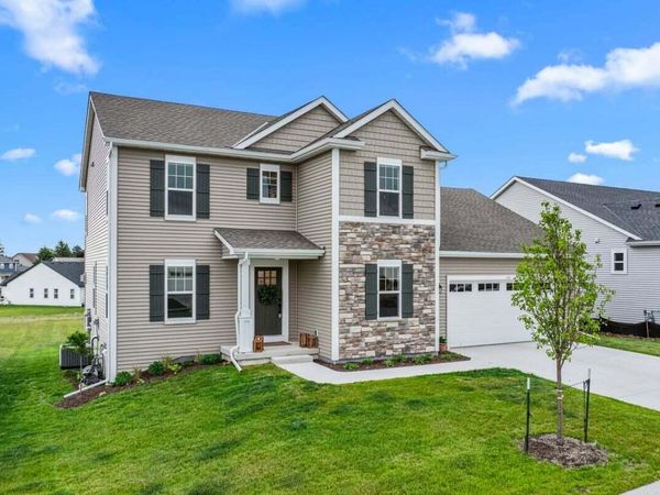 192 Sapphire Ln, Saukville, WI 53080