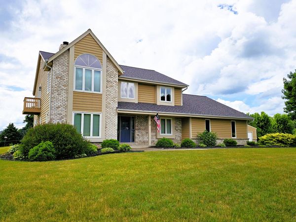 W291S6773 East Woods Ct, Mukwonago, WI 53149