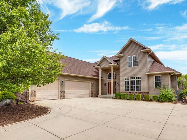 750 Pinehurst Dr, Mukwonago, WI 53149
