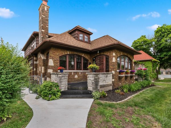 3239 W Drury Ln, Milwaukee, WI 53215