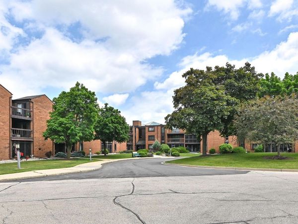 6100 W Stonehedge Dr, Unit 167, Greenfield, WI 53220