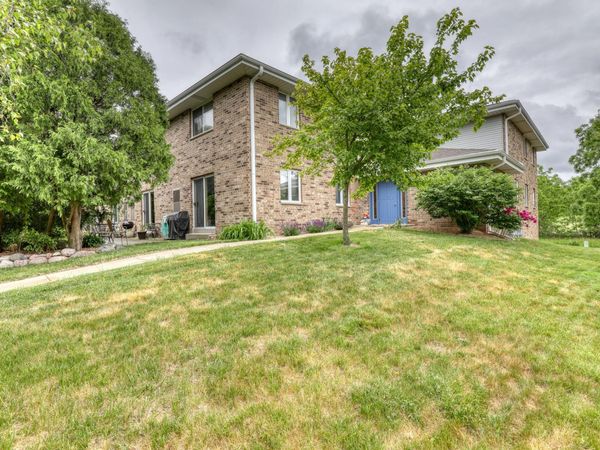 1360 Meadowcreek Dr, Unit F, Pewaukee, WI 53072