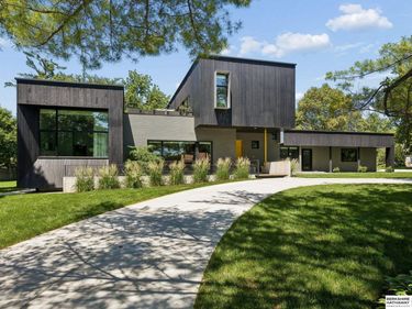 8812 Broadmoor Drive, Omaha, NE 68114