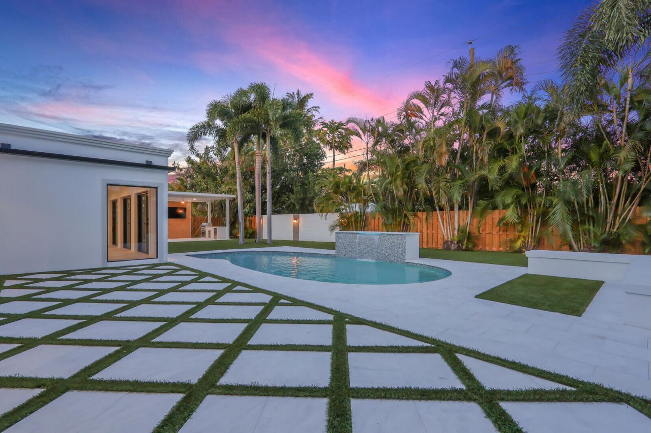 391 W Riverside Drive, Tequesta, FL 33469 Photo