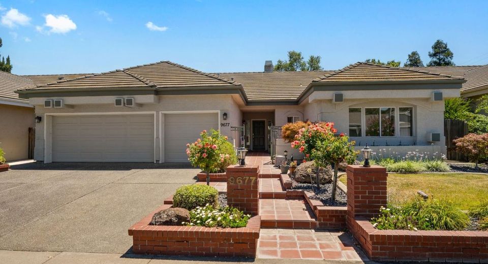 9677 Soaring Oaks Dr, Elk Grove, CA 95758 Photo