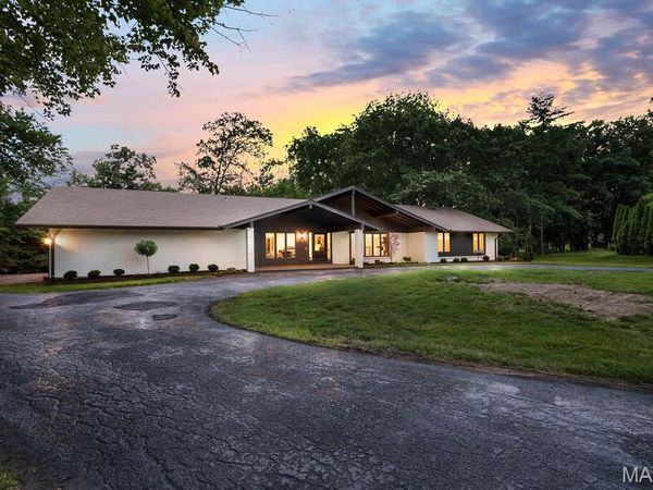 15 Meadowbrook Country Club Estate, Ballwin, MO 63011