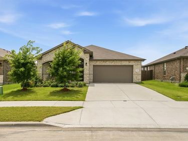 513 Frenchpark Drive, Fort Worth, TX 76052