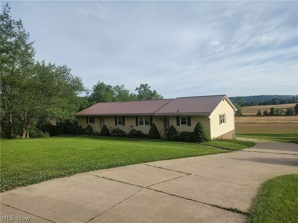 1142 Kerns Drive NE, Bolivar, OH 44612
