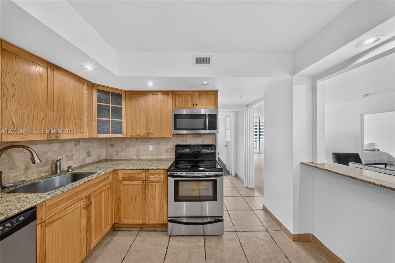 5600 Collins Ave , Unit 7W, Miami Beach, FL 33140 Photo