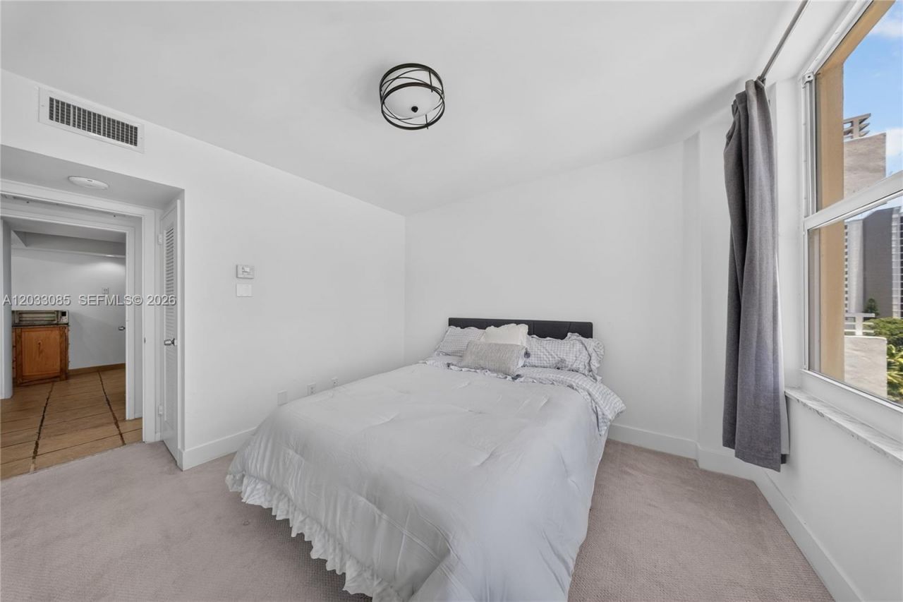 5600 Collins Ave , Unit 7W, Miami Beach, FL 33140 Photo