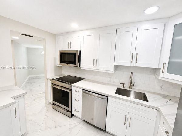 3301 N Country Club Dr , Unit 305, Aventura, FL 33180