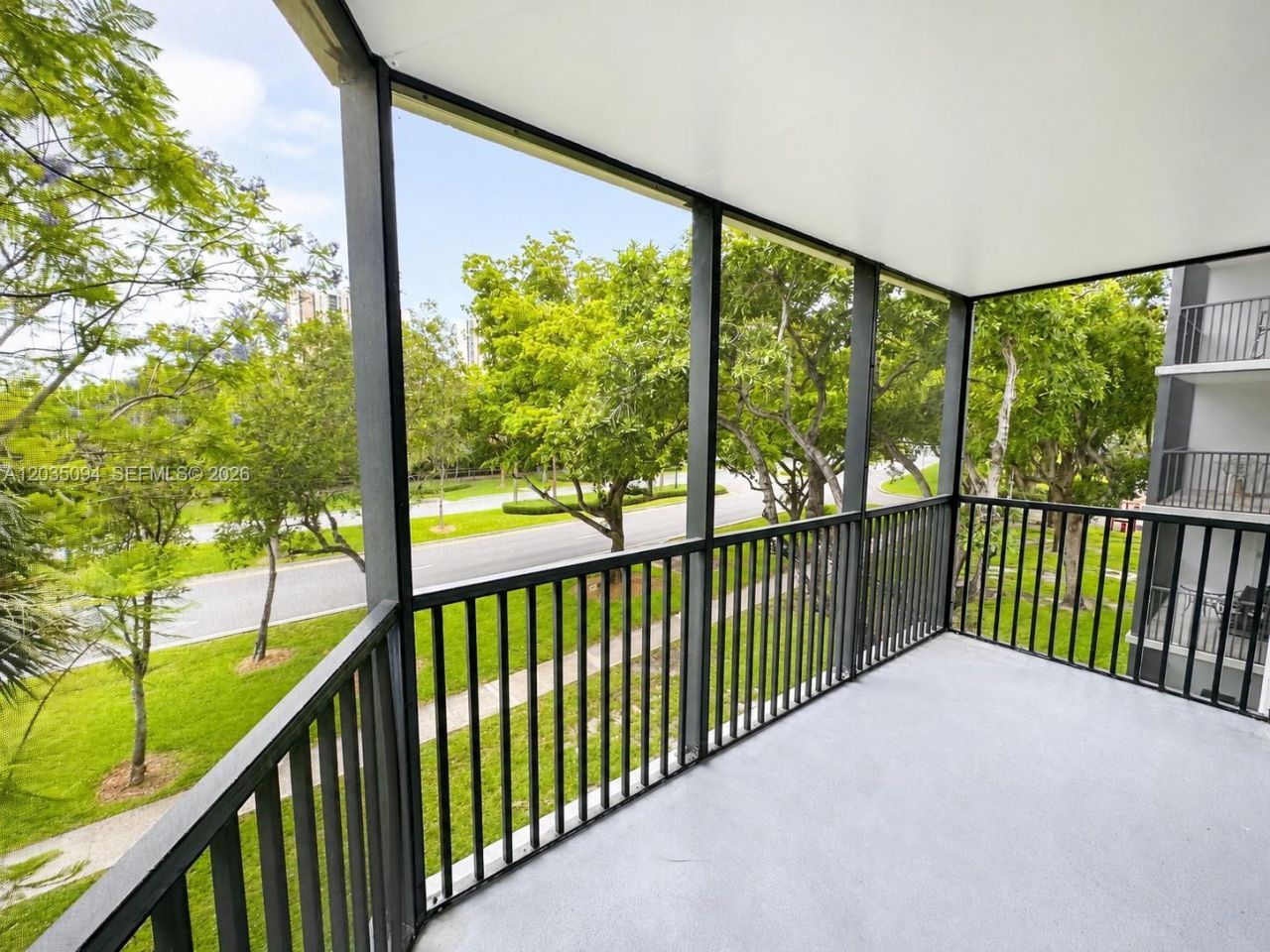 3301 N Country Club Dr , Unit 305, Aventura, FL 33180 Photo