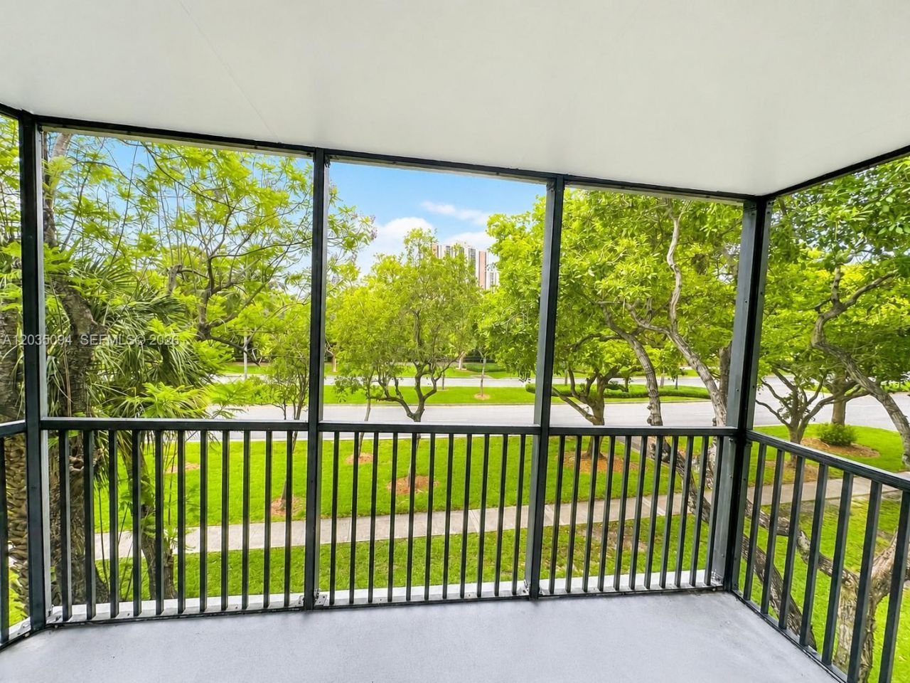 3301 N Country Club Dr , Unit 305, Aventura, FL 33180 Photo