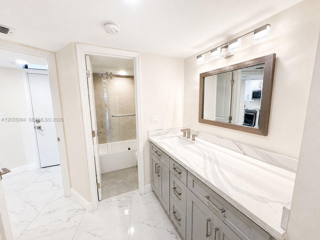 3301 N Country Club Dr , Unit 305, Aventura, FL 33180 Photo