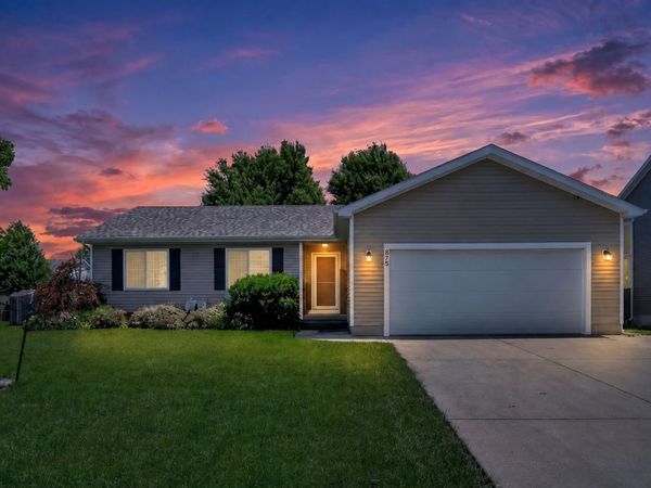 875 SE Bobwhite Lane , Waukee, IA 50263