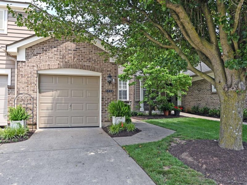 5928 Castlewood Crossing, Milford, OH 45150 Photo 2