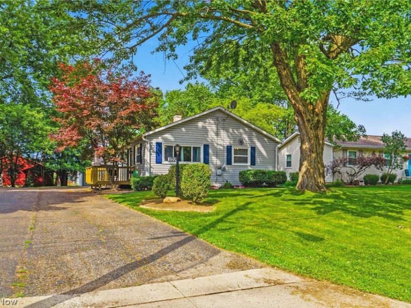 1122 Bel Air Drive NW, North Canton, OH 44720 Photo 2