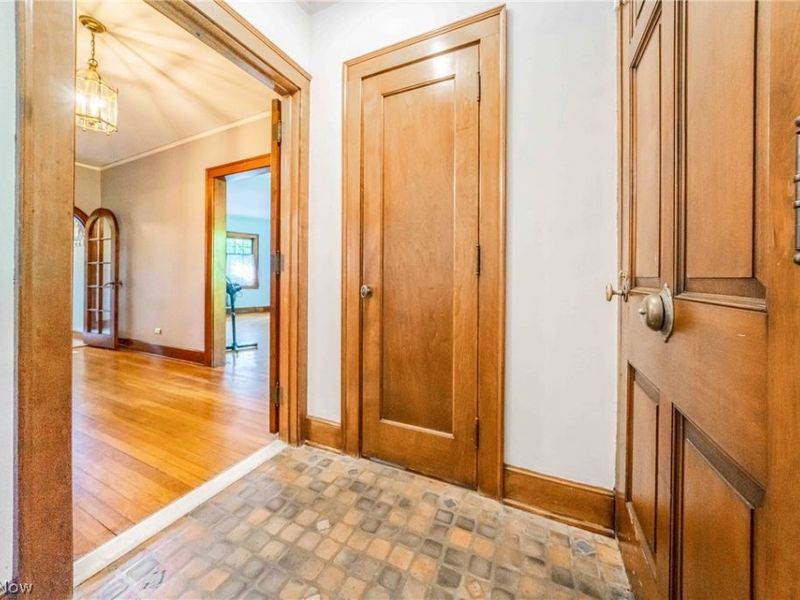 1327 Oakridge Drive, Cleveland Heights, OH 44121 Photo 7
