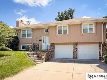 819 Crest Drive, Papillion, NE 68046