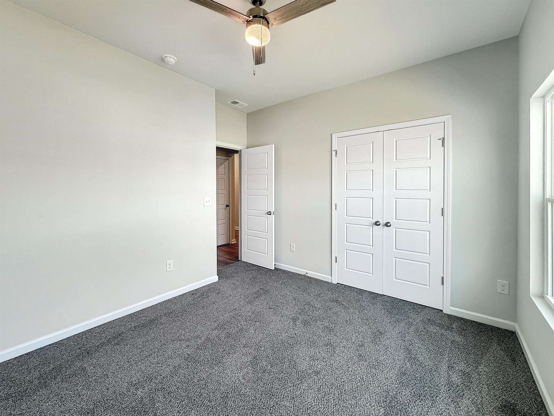 164 Saddle St Photo 13
