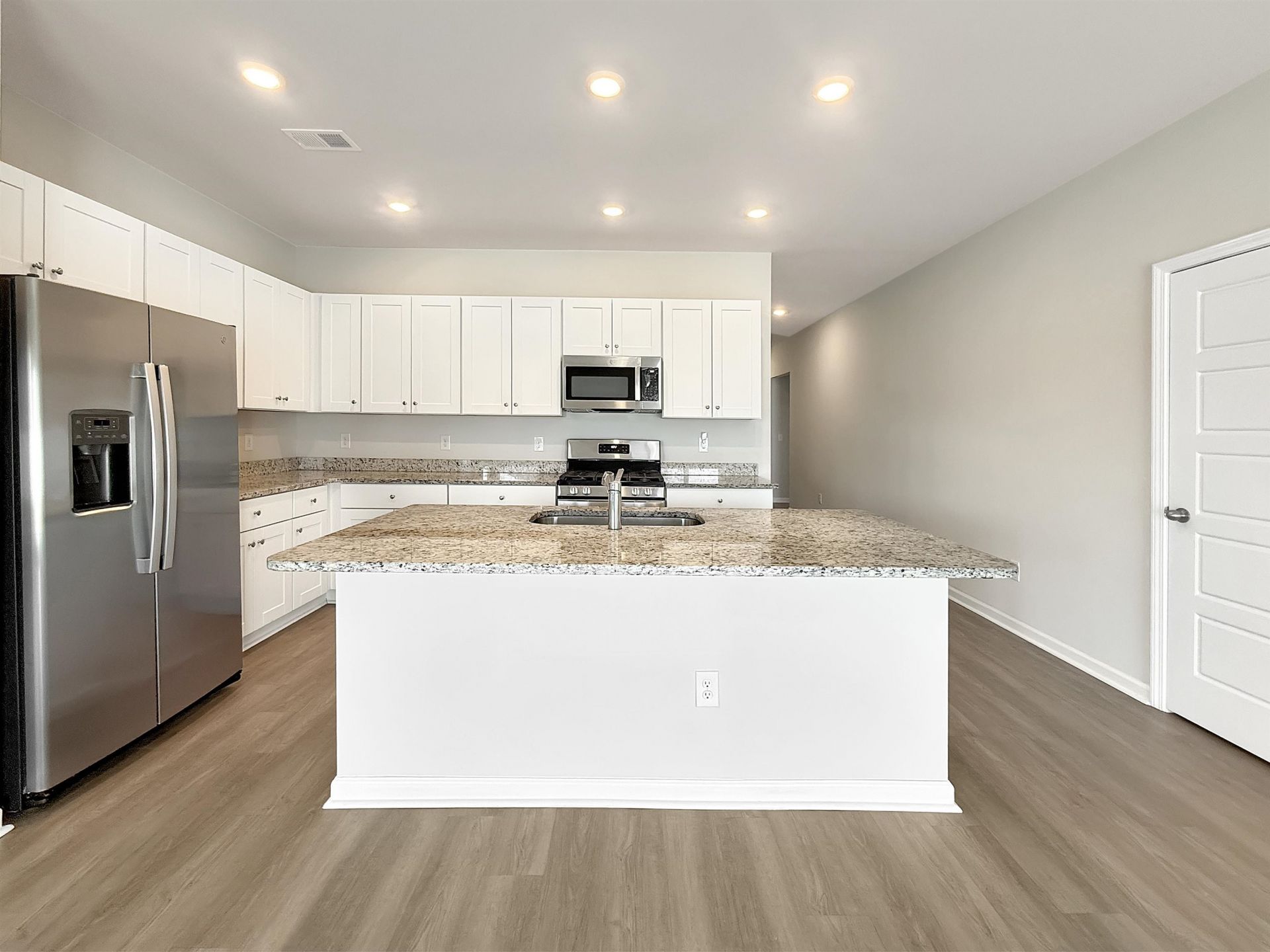 164 Saddle St Photo 8