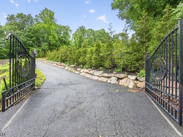 1 Wood Hollow Trl, Jefferson, NJ 07438