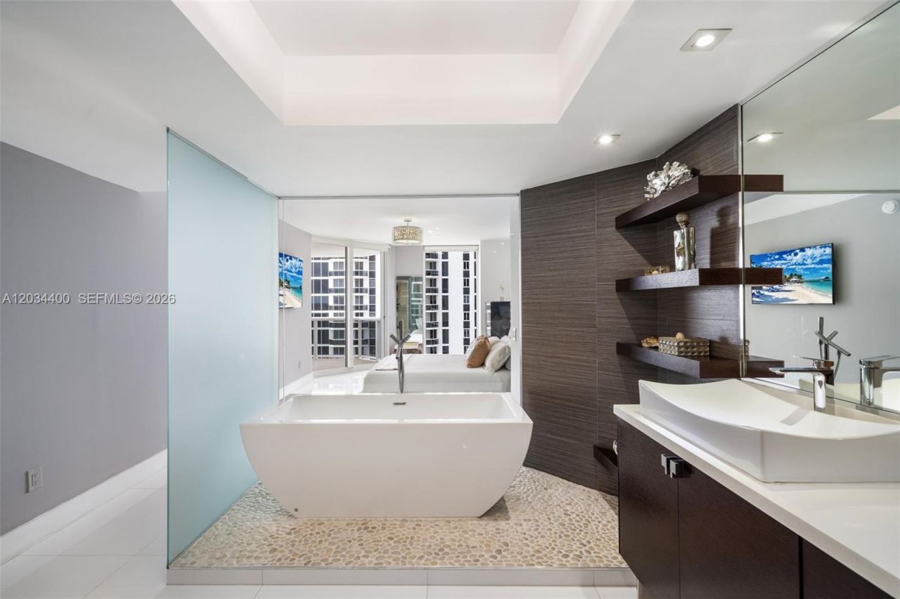 4779 Collins Ave, Unit 2604, Miami Beach, FL 33140 Photo