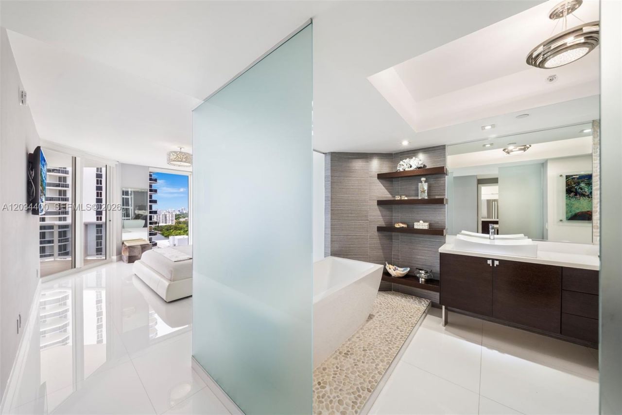 4779 Collins Ave, Unit 2604, Miami Beach, FL 33140 Photo