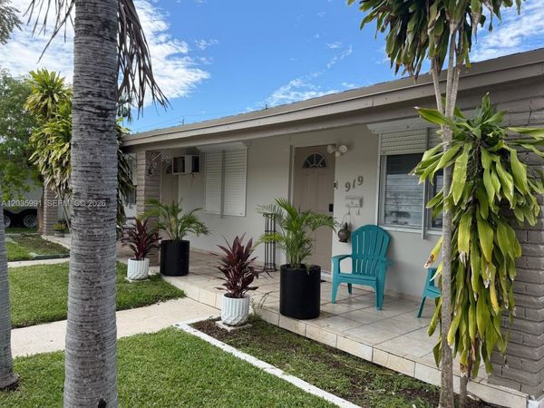917 NE 10th St , Hallandale Beach, FL 33009